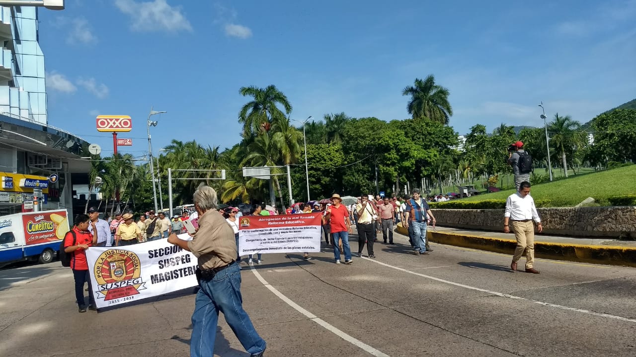 TRABAJADORES DEL SUSPEG BLOQUEARON LA COSTERA DE ACAPULCO PARA EXIGIR SE CUBRAN DEUDAS AL ISSSTE