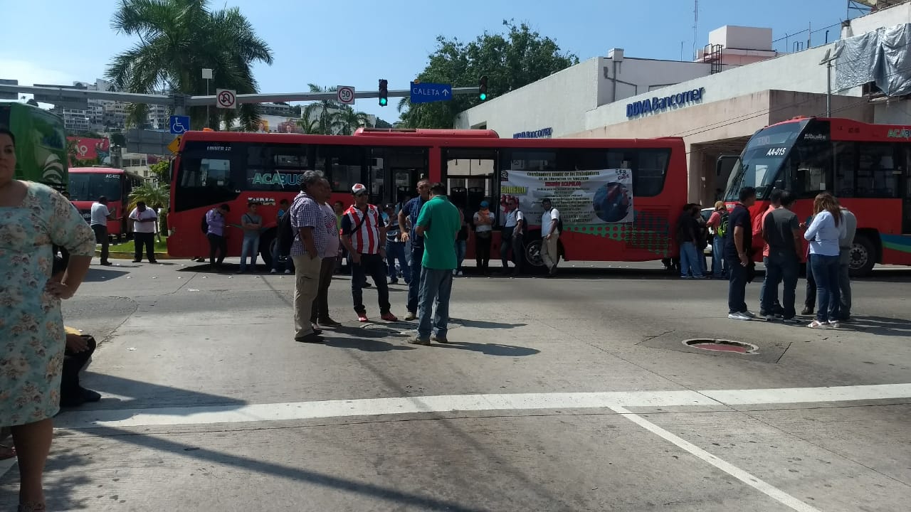 CETEG BLOQUEA LA COSTERA DE ACAPULCO Y TOMA CAMIONES DEL ACABÚS POR INCUMPLIMIENTOS