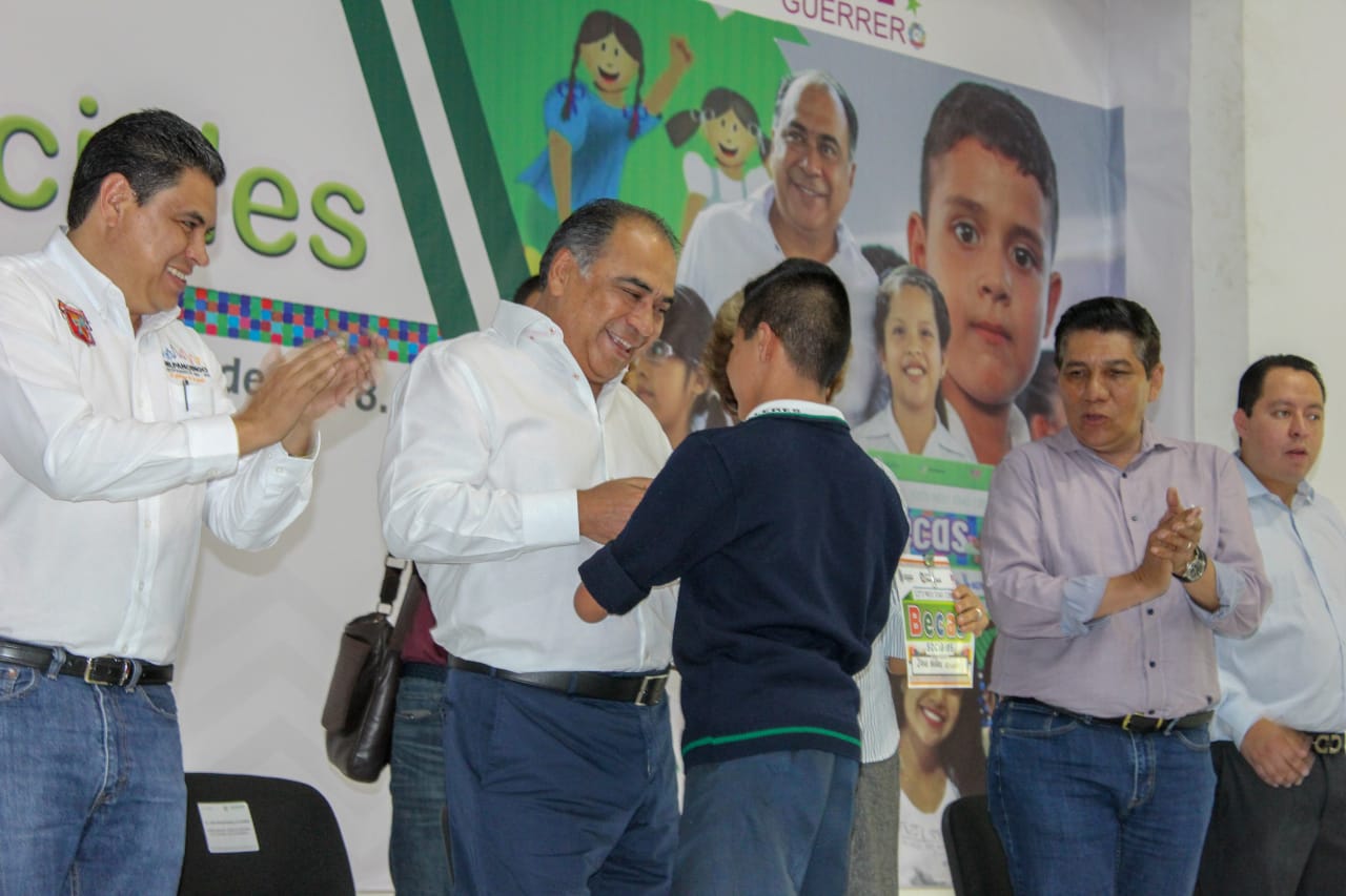 GOBIERNO DE GUERRERO ENTREGA BECAS A 2 MIL 500 ESTUDIANTES EN CHILPANCINGO