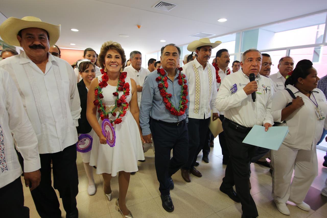 ASTUDILLO Y CALVO VISITAN HOSPITAL EN COYUCA DE CATALÁN