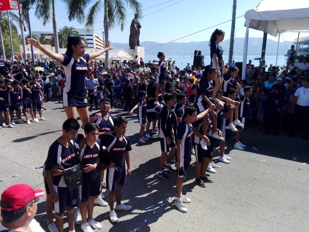 SALDO BLANCO EN DESFILE DEL 20 DE NOVIEMBRE EN ACAPULCO