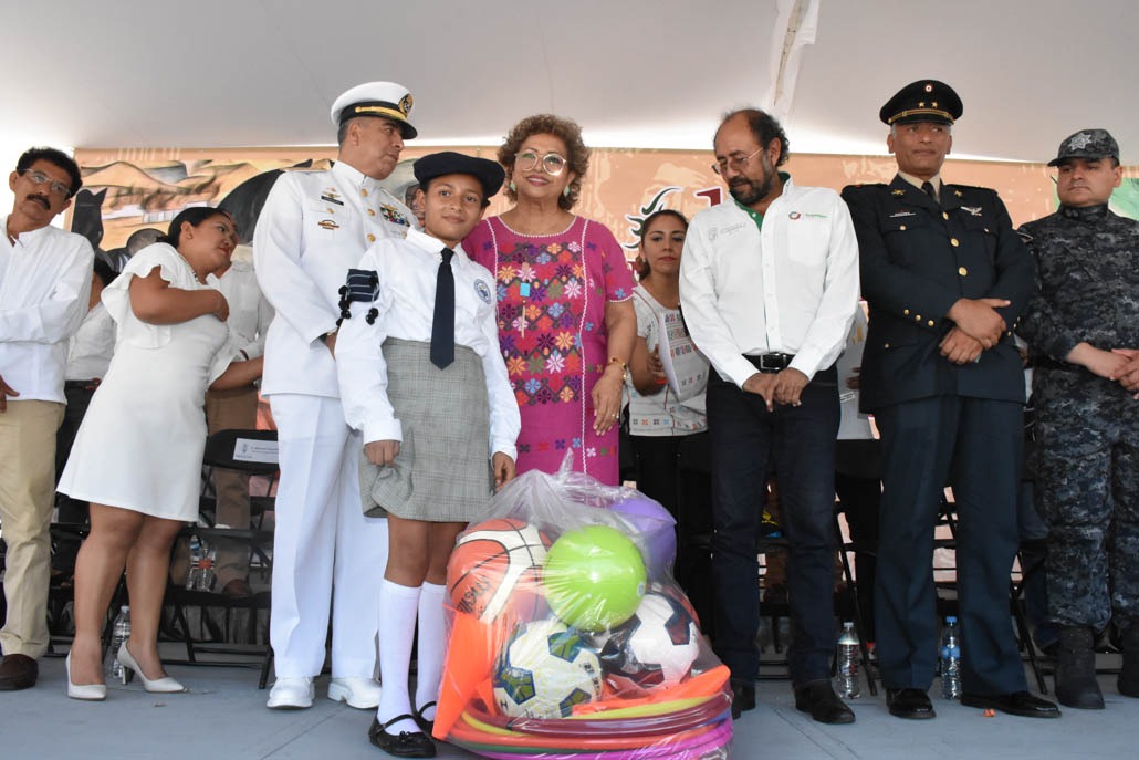 ENCABEZA ADELA ROMÁN DESFILE CÍVICO-DEPORTIVO DE LA REVOLUCIÓN MEXICANA