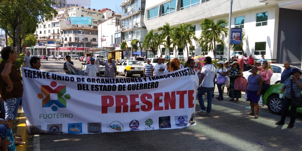 BLOQUEAN TRANSPORTISTAS COSTERA MIGUEL ALEMÁN  