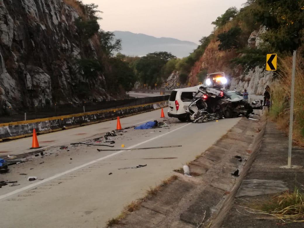 CINCO MUERTOS EN AUTOPISTA DEL SOL POR CHOQUE AUTOMOVILÍSTICO