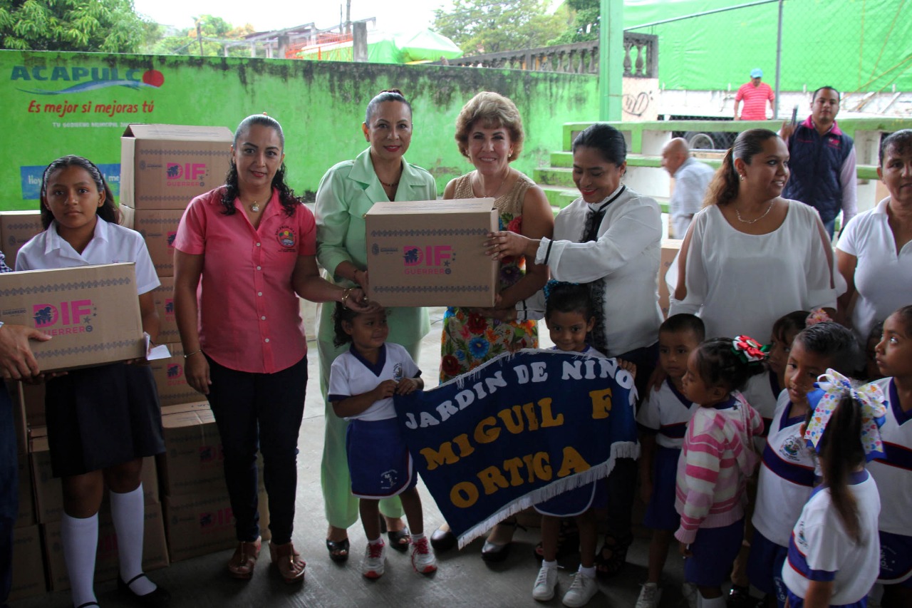 ENTREGAN ADRIANA ROMÁN Y MERCEDES CALVO DESAYUNOS VALIENTES CALIENTES