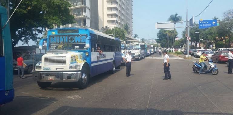 TRANSPORTISTAS AMAGAN CON BLOQUEAR SI CAMIONES NO SE ADHIEREN AL BLOQUE 1