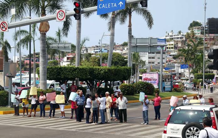 BLOQUEAN JUBILADOS COSTERA POR FALTA DE PAGO DEL AYUNTAMIENTO