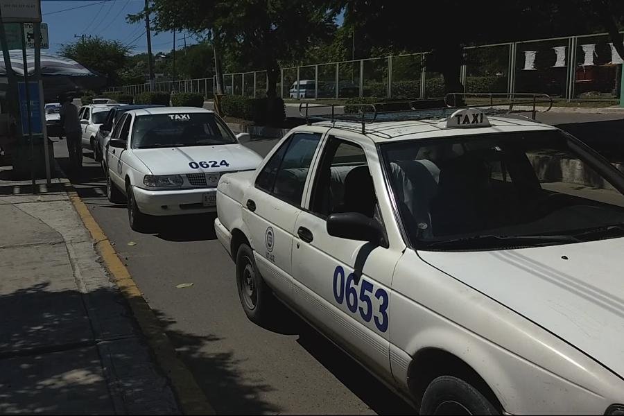 TAXISTAS INVADEN RUTAS DE URBAN, DENUNCIAN EN ZIHUATANEJO