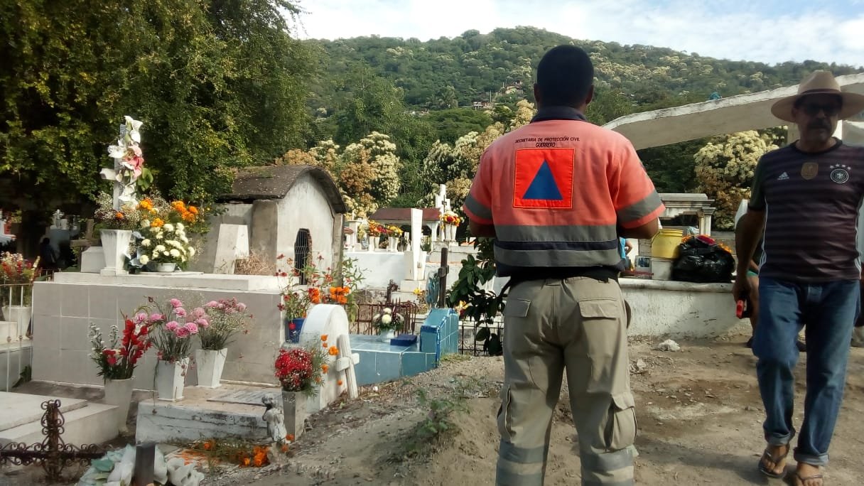 EN SALDO BLANCO VISITA A PANTEONES DE ZIHUATANEJO