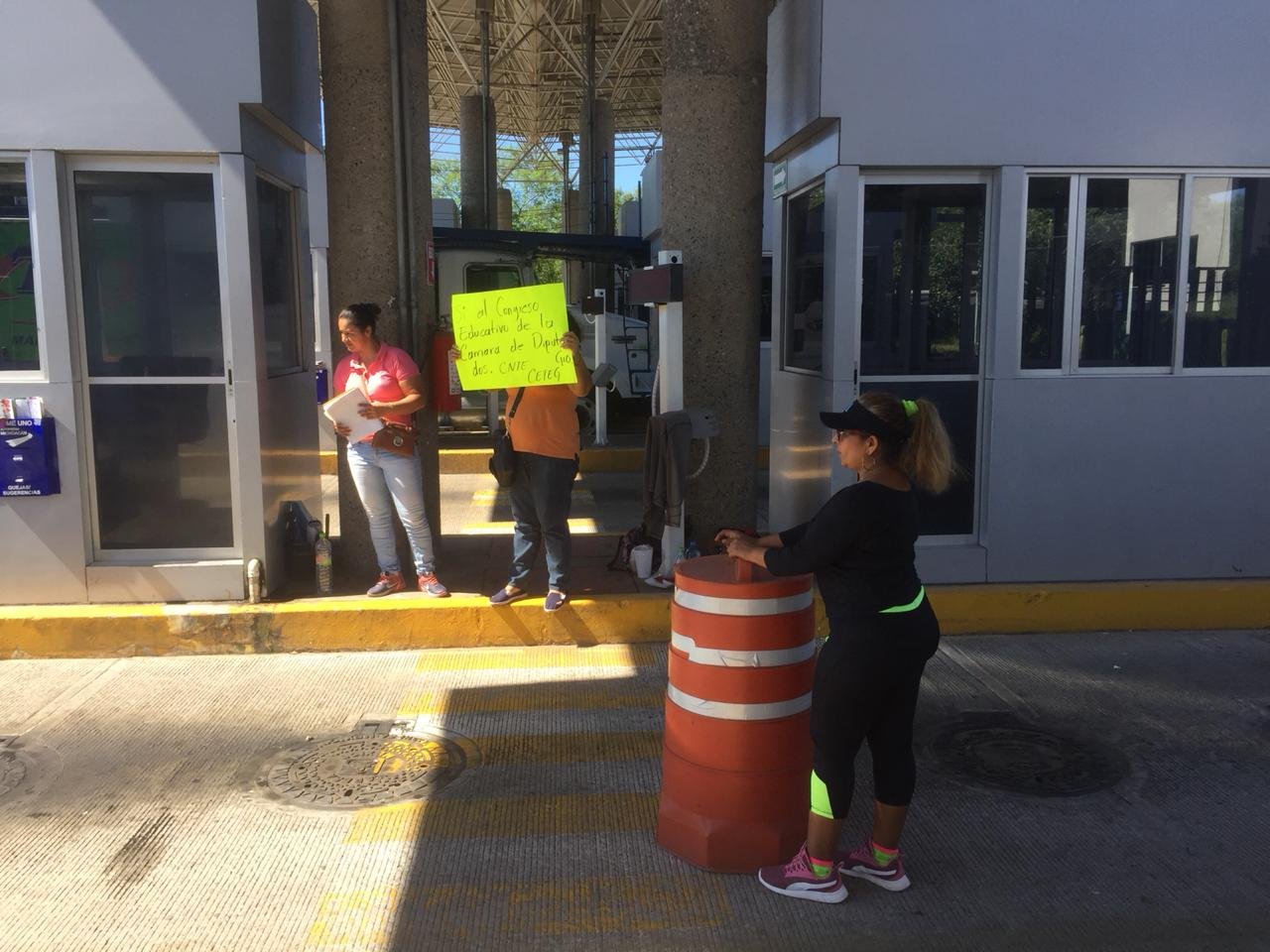 DOCENTES TOMAN CASETA FELICIANO; EXIGEN RECURSOS ECONÓMICOS 