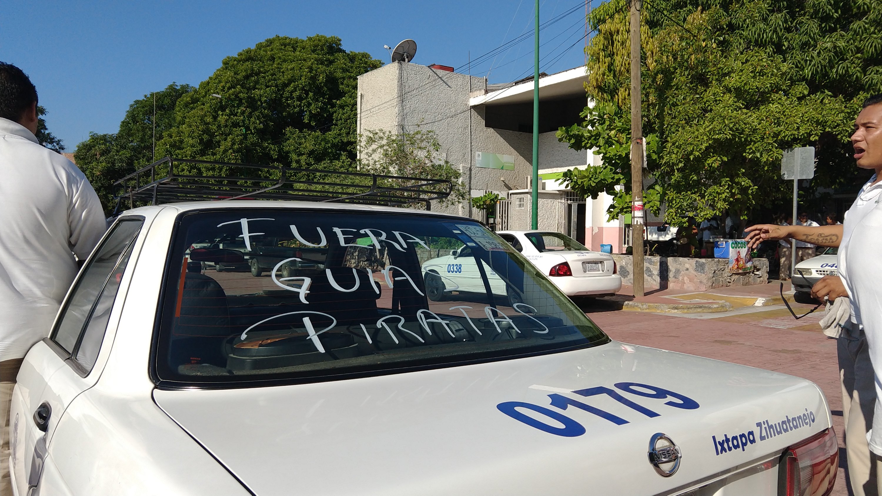 TAXISTAS PARAN LABORES Y PROTESTAN EN SCT