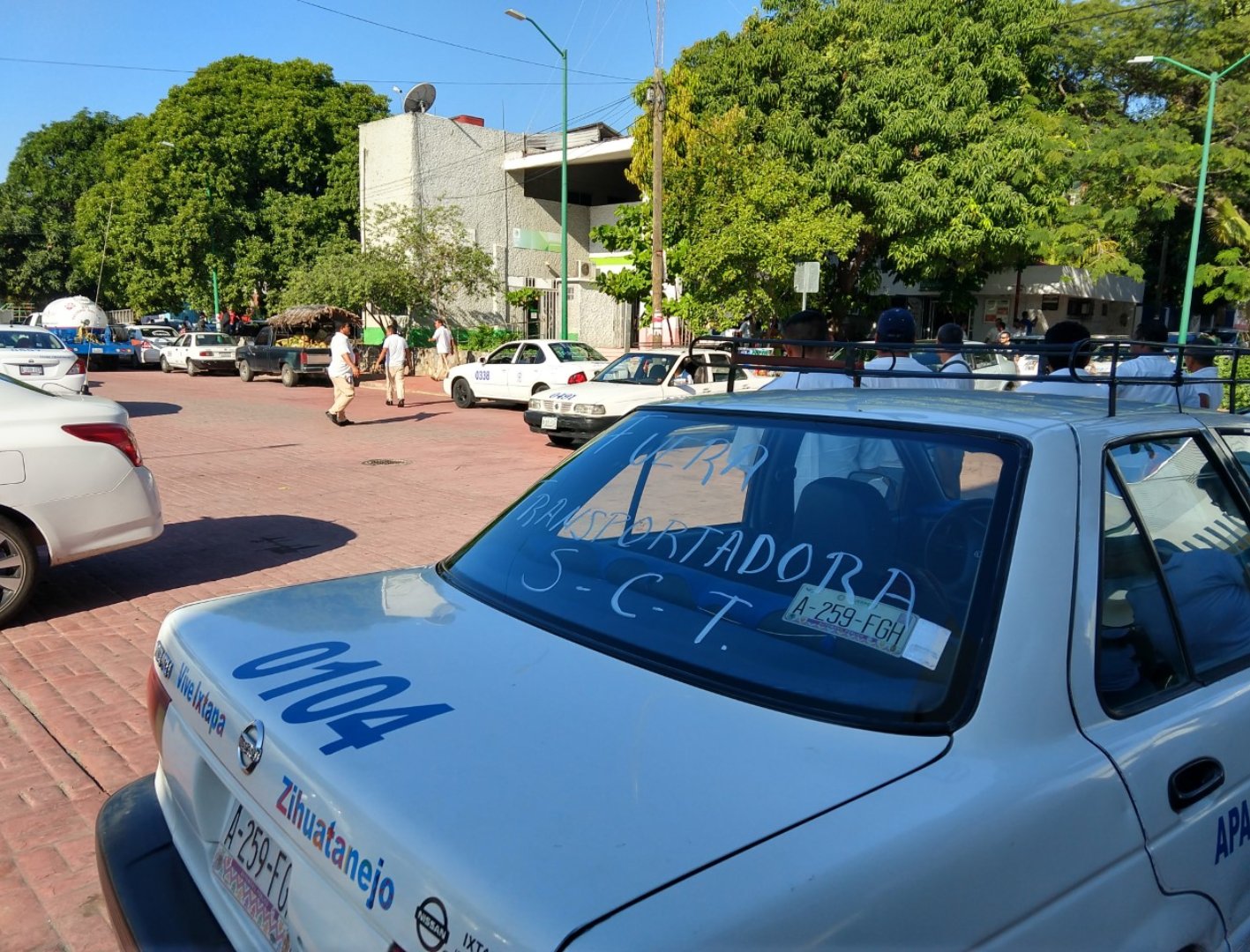 TAXISTAS INVADEN RUTAS DE URBAN, DENUNCIAN EN ZIHUATANEJO