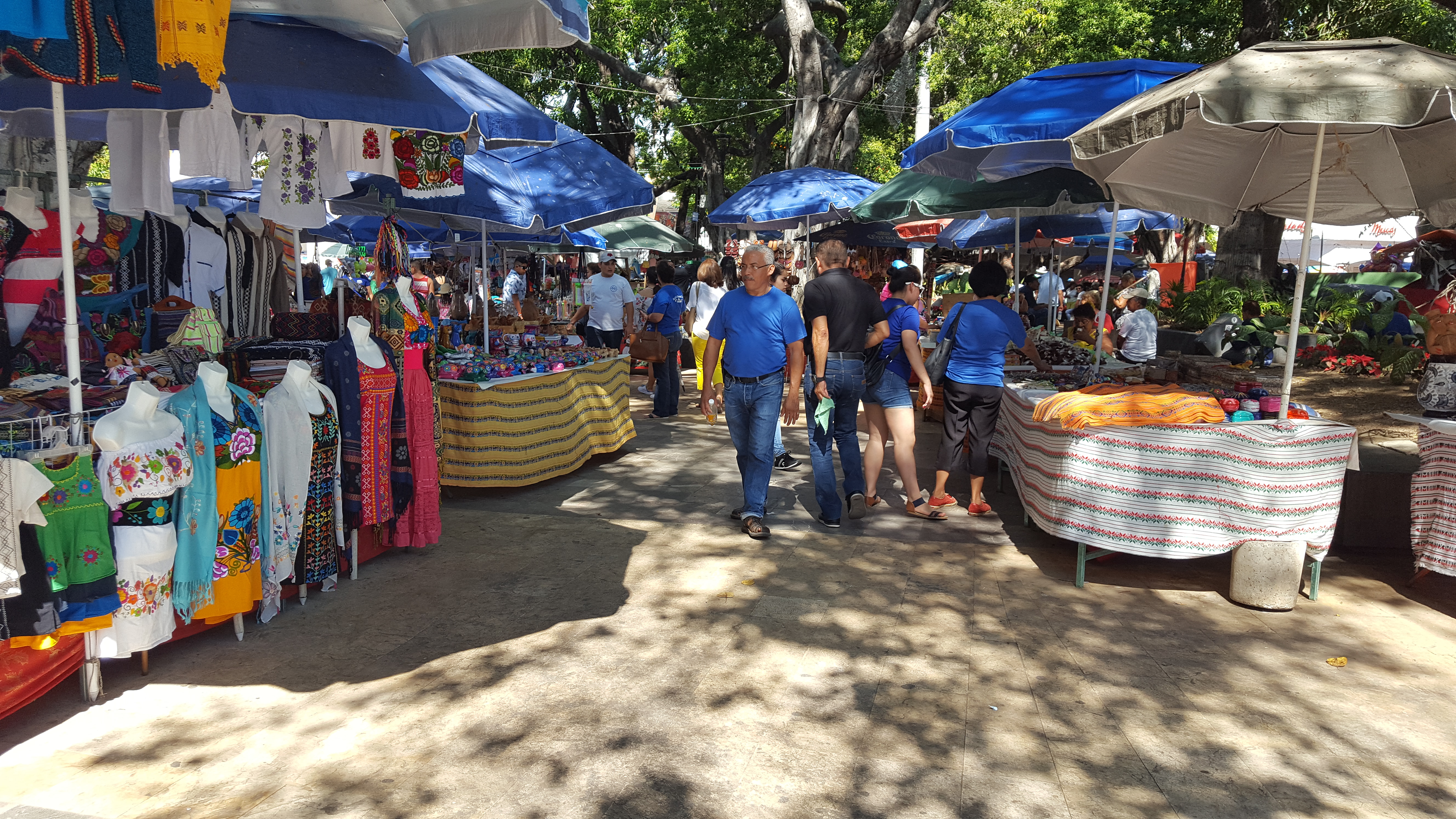 ZÓCALO DE ACAPULCO CONVERTIDO EN PUESTOS DE GARNACHAS Y COMPETENCIA DESLEAL