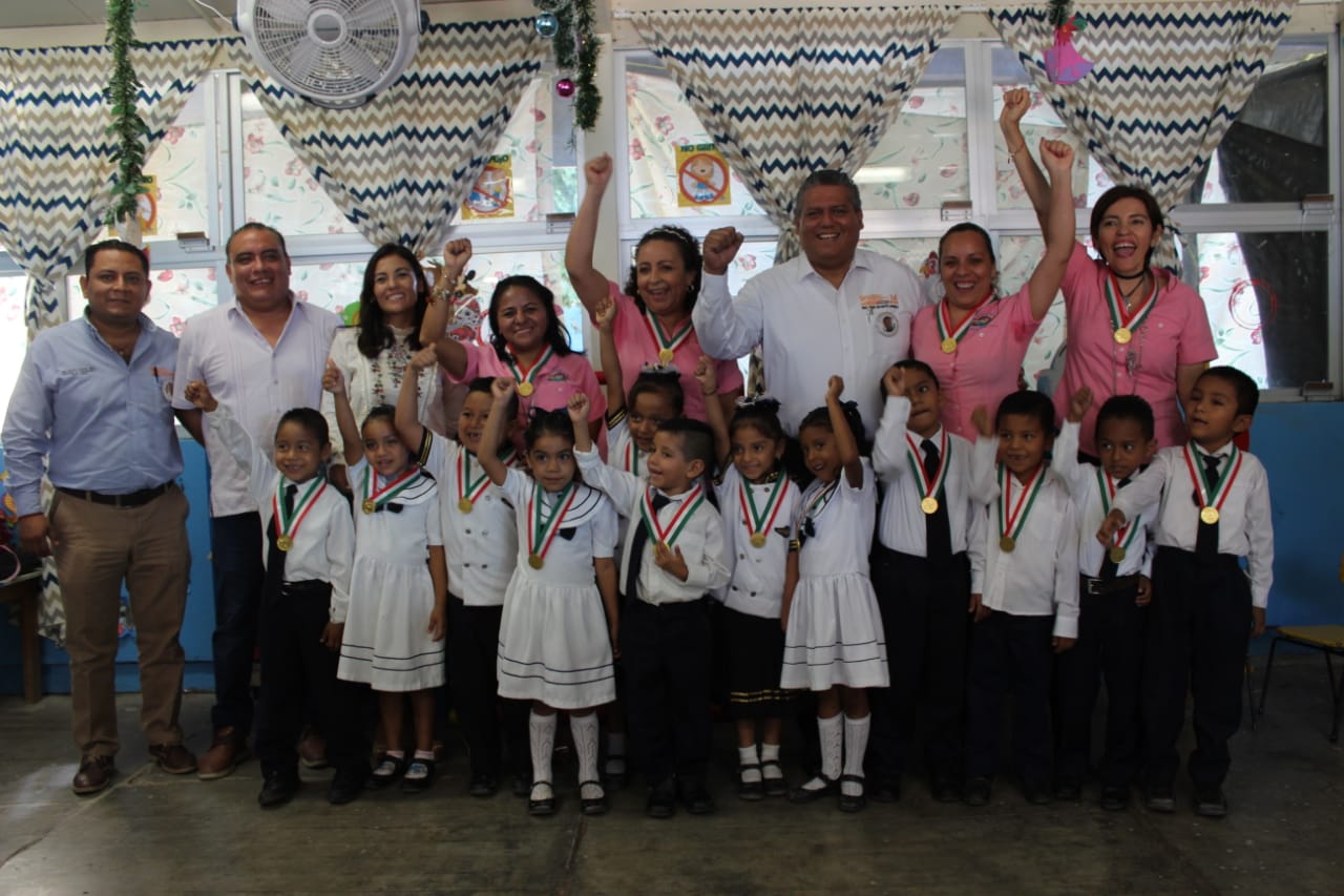 SNTE ENTREGA EQUIPOS DE CÓMPUTO A ESCUELA DE ZACACOYUCA