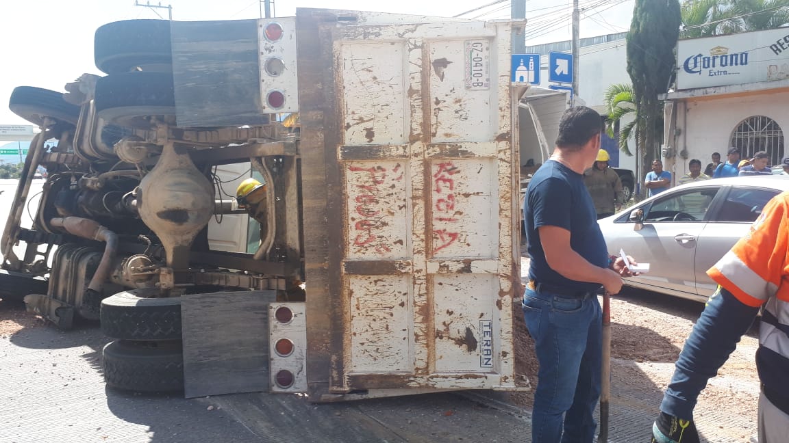 CHOQUE AUTOMOVILÍSTICO DEJA 4 LESIONADOS EN BULEVARD DE CHICHIHUALCO