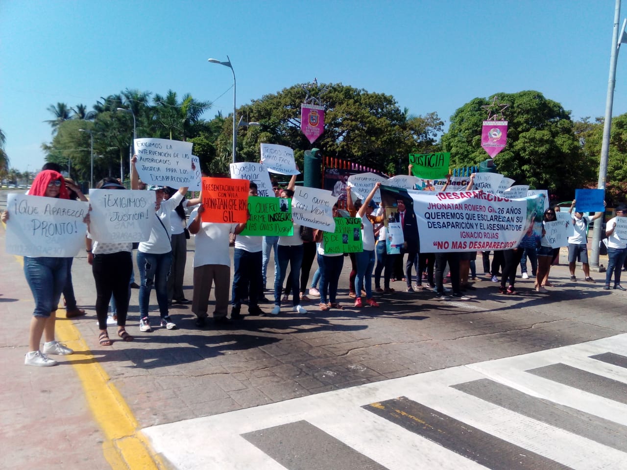 FAMILIARES DE JÓVEN DESAPARECIDO, BLOQUEAN COSTERA PARA EXIGIR LA PRESENTACIÓN CON VIDA