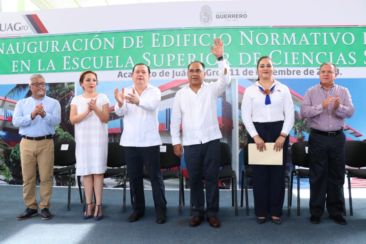 INAUGURA GOBERNADOR EDIFICIOS EN ESCUELAS DE LA UAGRO