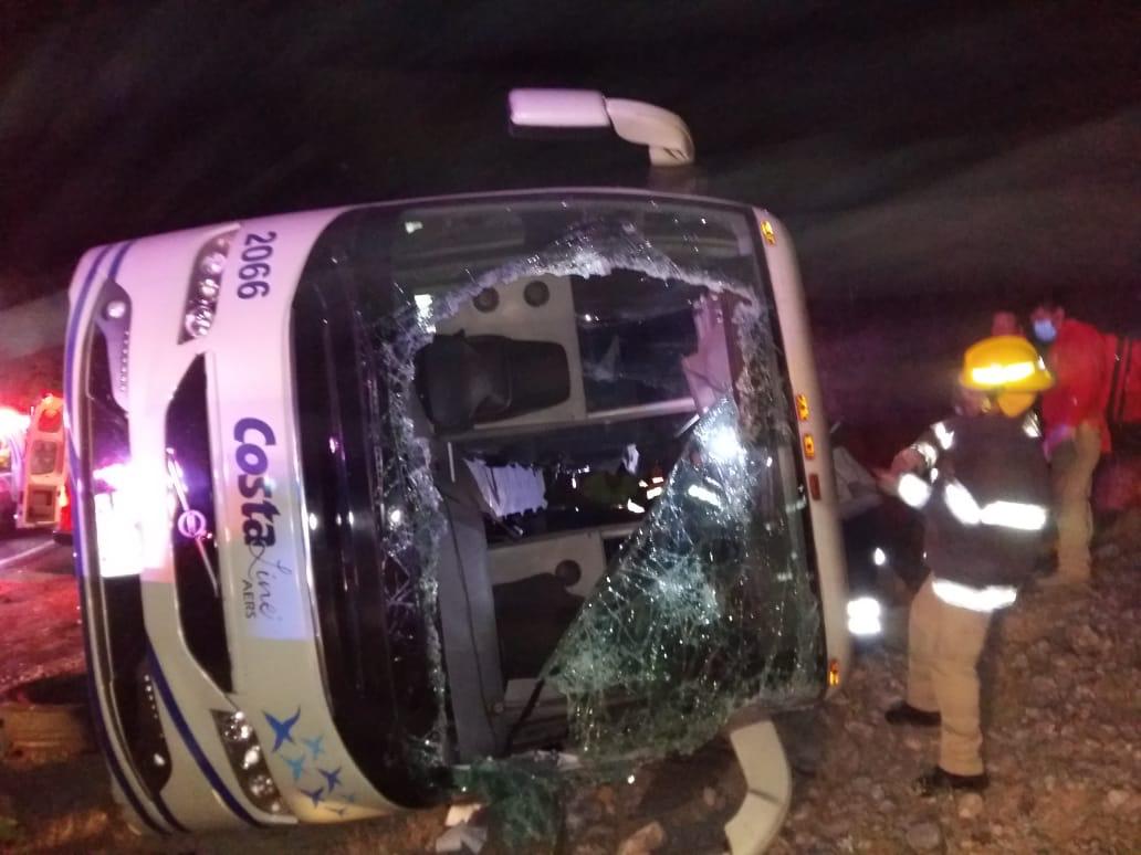 DOS PERSONAS LESIONADAS DEJA VOLCADURA DE AUTOBÚS