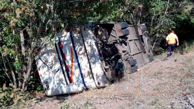 DOS HERIDOS DEJA AUTOBÚS EN AUTOPISTA SIGLO XXI