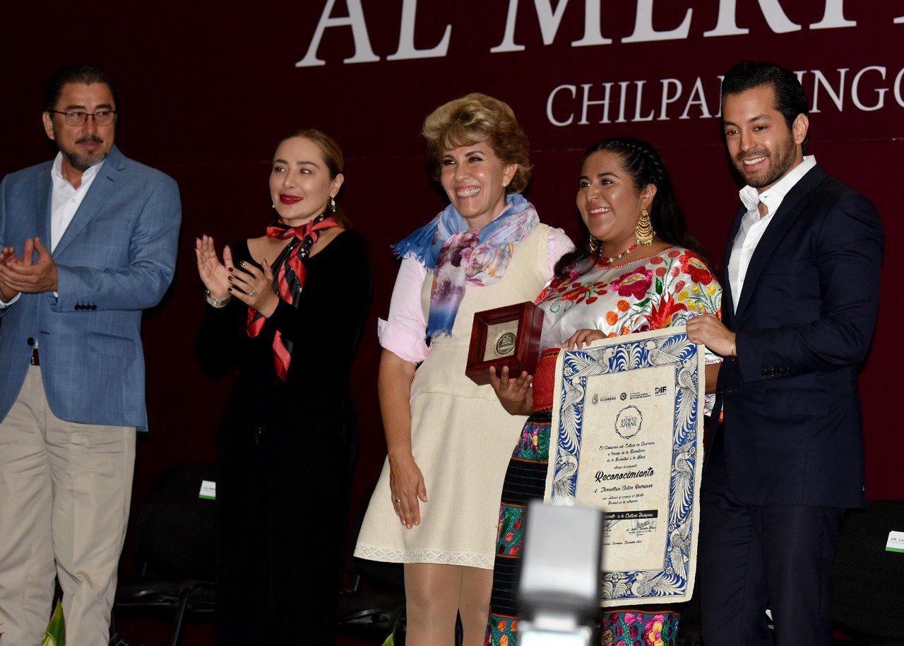 RECONOCE MERCEDES CALVO A JÓVENES GANADORES EN GUERRERO