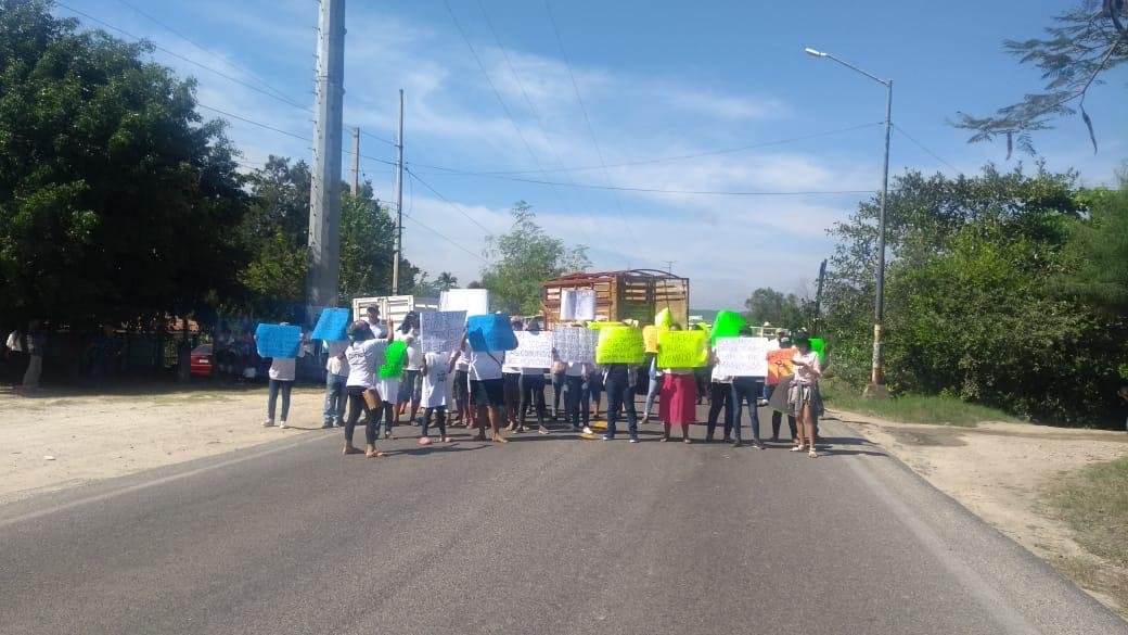 CON BLOQUEO HABITANTES RECHAZAN PRESENCIA DE COMUNITARIOS