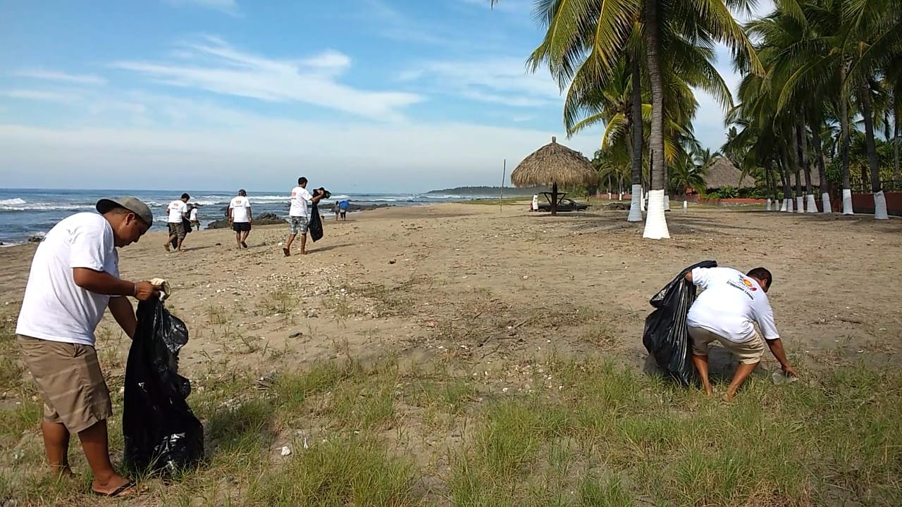 RESTAURANTEROS Y HOTELEROS LIMPIAN PLAYAS EN TRONCONES