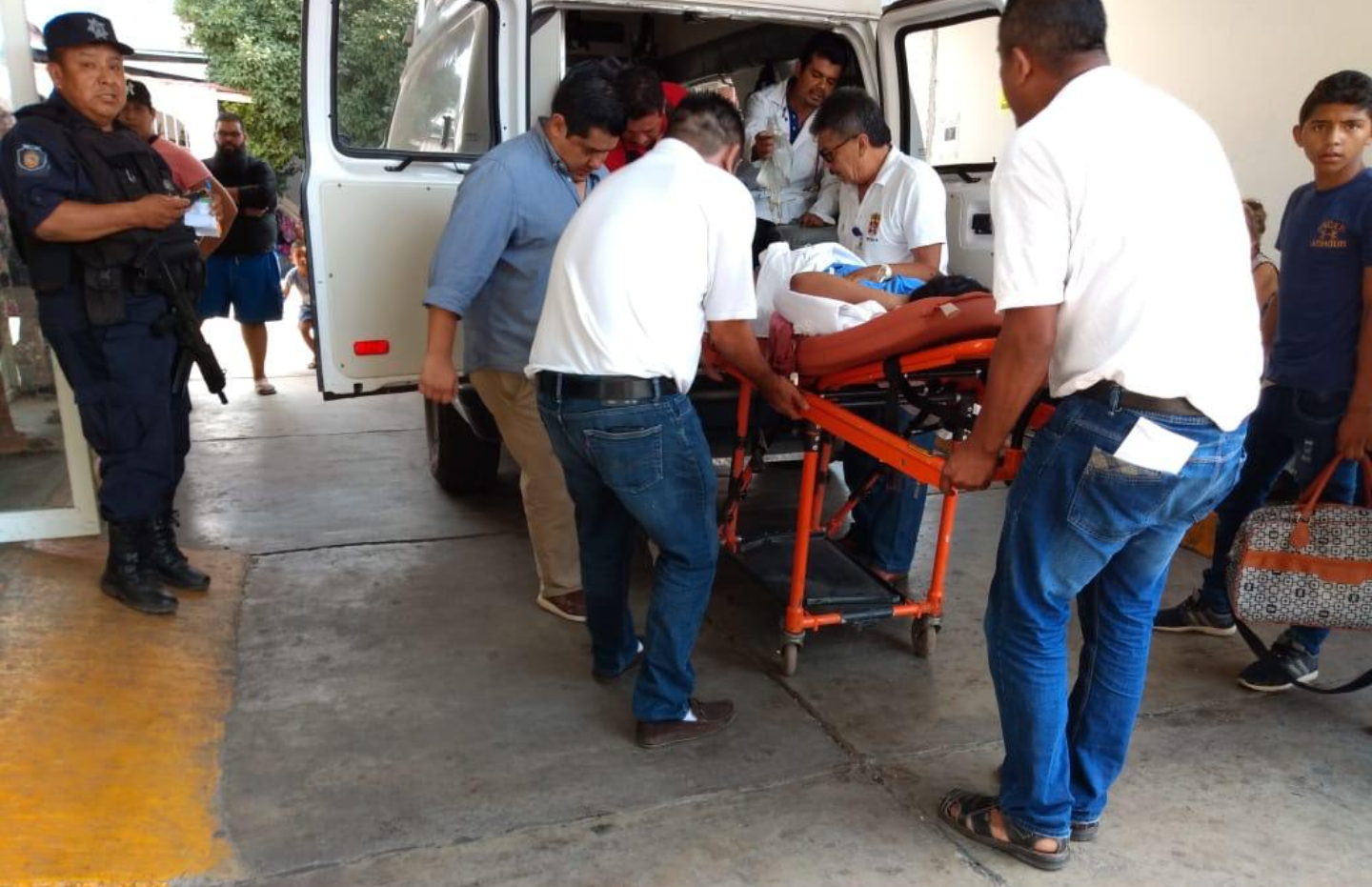 HOMBRES ARMADOS DISPARAN CONTRA CASAS Y CARROS EN COAHUAYUTLA, DEJAN UNA NIÑA HERIDA