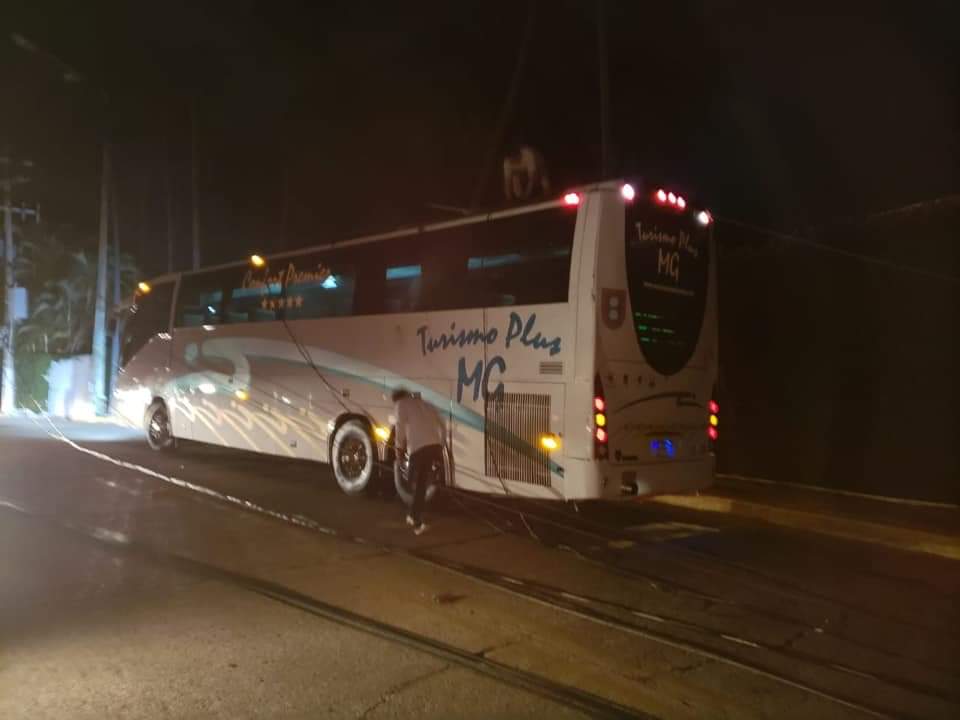 AUTOBÚS DE TURISTAS DEJA SIN LUZ FRACCIONAMIENTO EN ACAPULCO