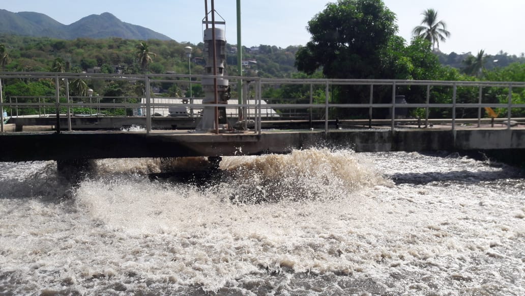 DIRECTOR DE CAPAMA SUPERVISA EL FUNCIONAMIENTO DE LA PLANTA TRATADORA DE AGUAS RESIDUALES EN PIE DE LA CUESTA