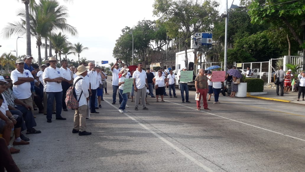 CIUDADANOS BLOQUEAN PROFECO POR FALTA DE LUZ