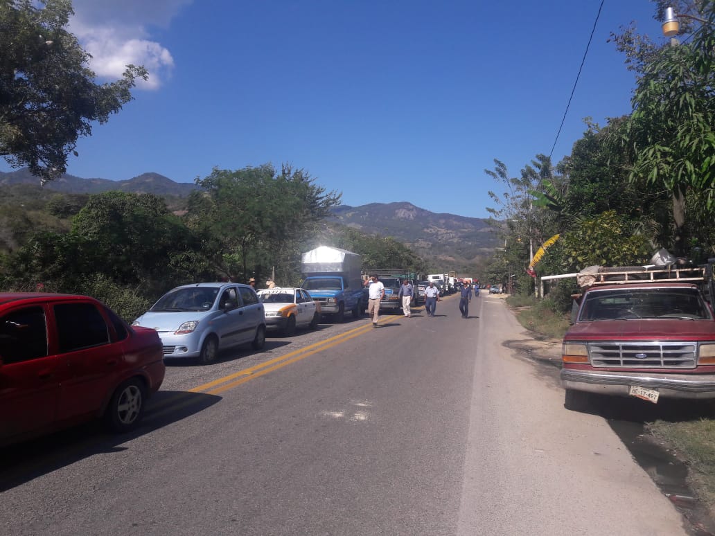 UPOEG ENTREGA A FGE A TRES HUACHICOLEROS