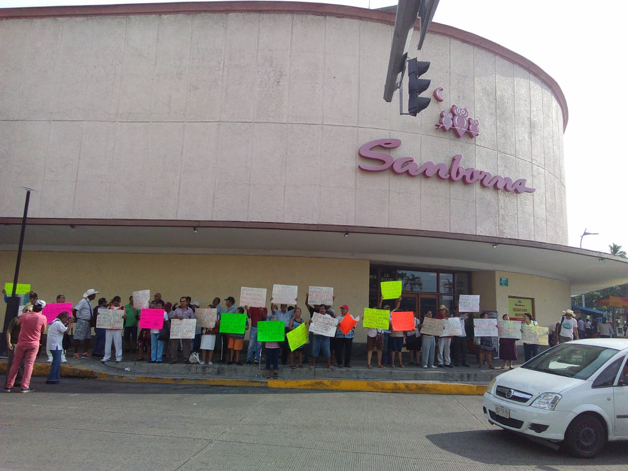 ACAPULQUEÑOS APOYAN A AMLO PARA COMBATIR EL ROBO DE GASOLINA