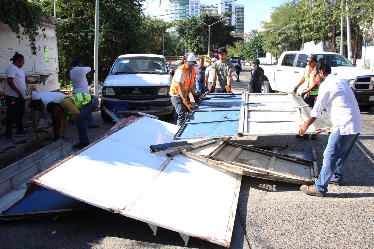 VÍA PÚBLICA LIBERA BANQUETAS INVADIDAS EN ACAPULCO