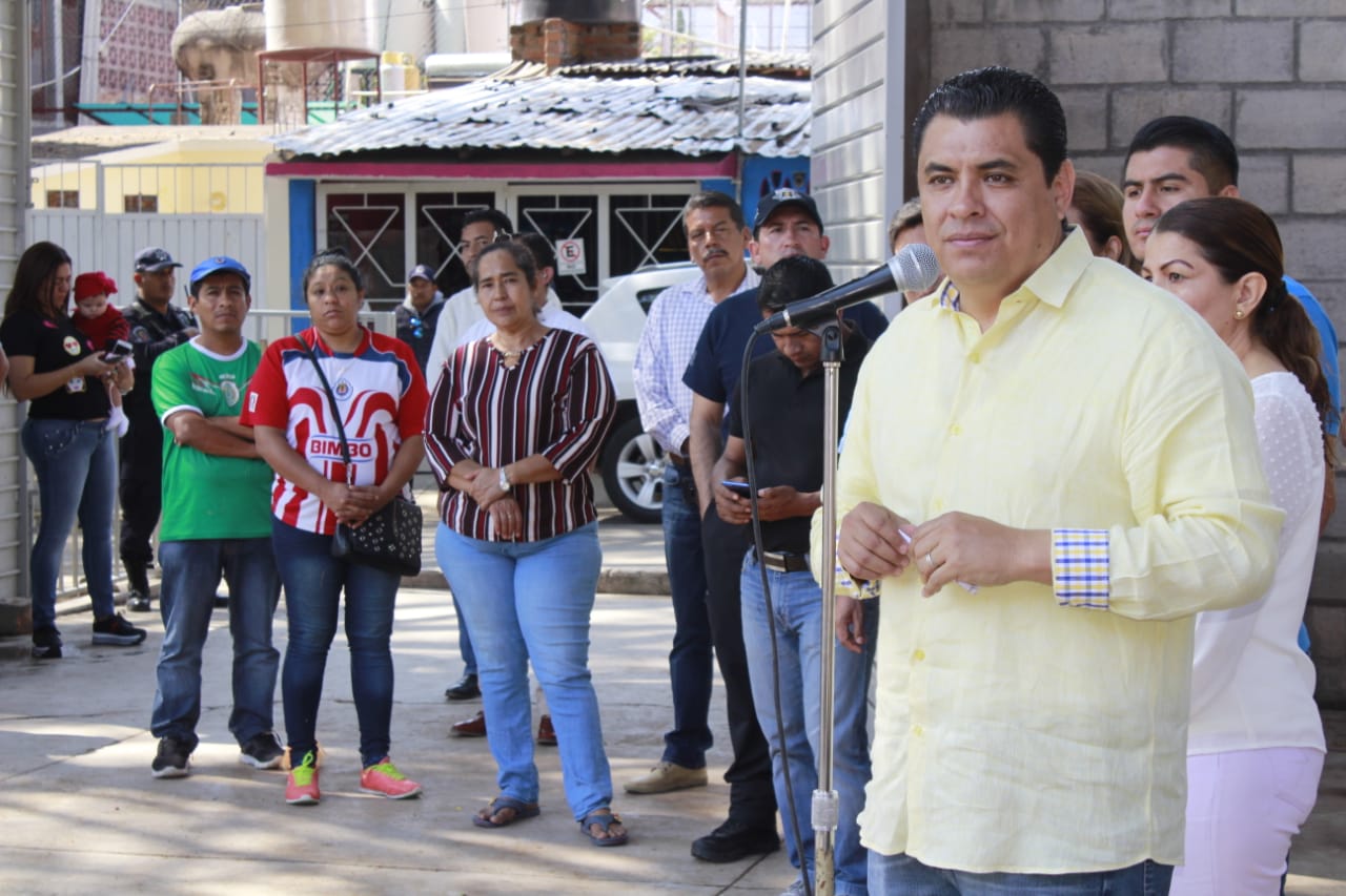 BRINDA ANTONIO GASPAR ATENCIÓN A PADRES DE FAMILIA Y MAESTROS DE ESCUELA PRIMARIA DE LA GUERRERO 200