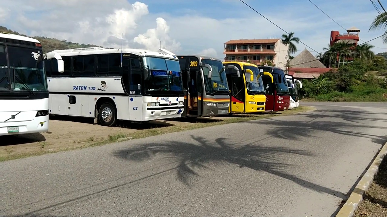 EMPRESARIOS DE LA ROPA DEFIENDEN ACCESO DE AUTOBUSES 