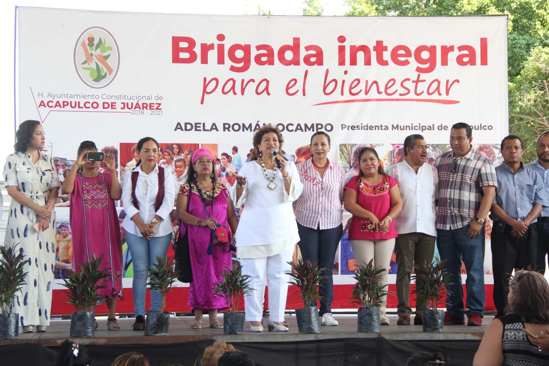 ENCABEZA ADELA ROMÁN BRIGADA DE BIENESTAR EN LA ZAPATA