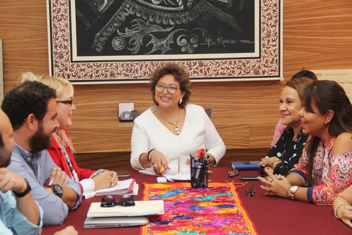 ADELA ROMÁN ESCUCHA PROPUESTAS DE VECINOS ADELA ROMÁN ESCUCHA PROPUESTAS DE VECINOS