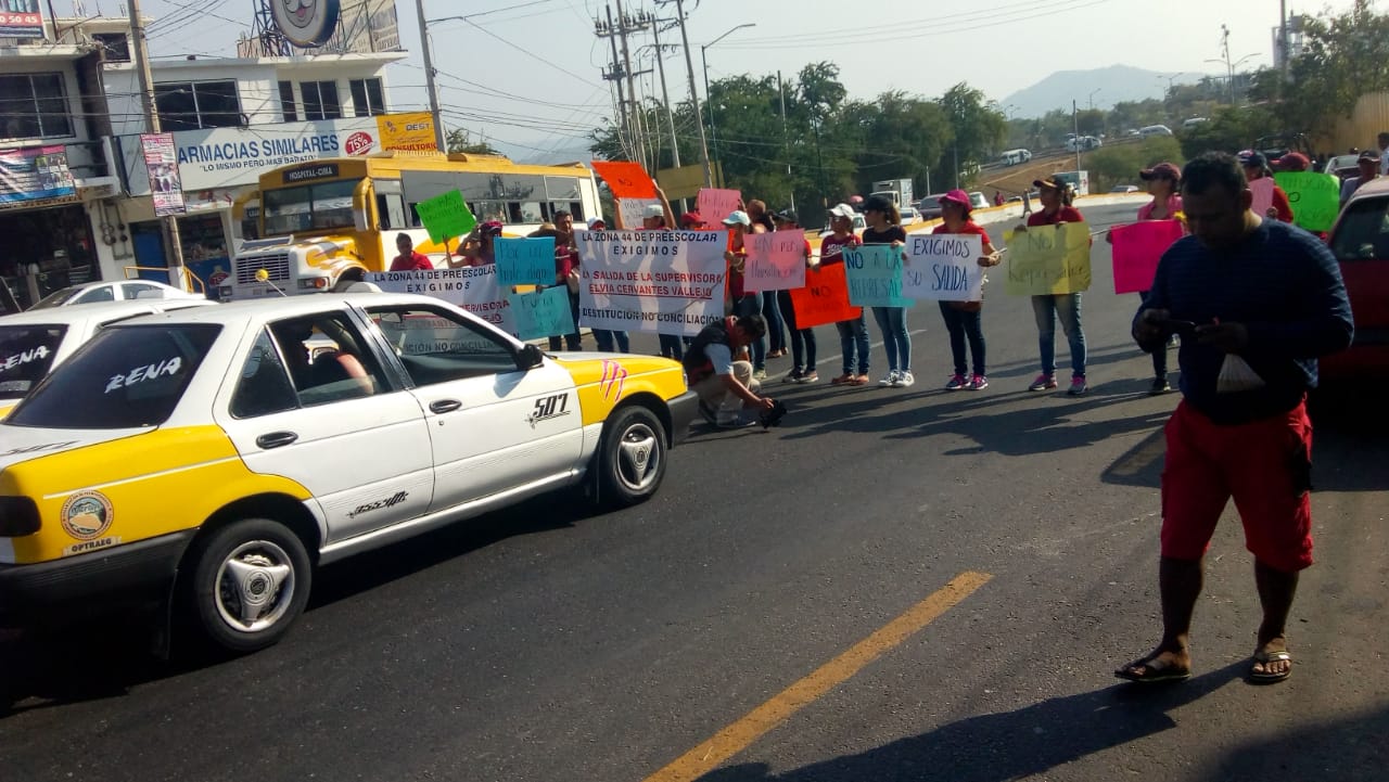 MAESTRAS DE 7 JARDINES DE NIÑOS BLOQUEAN LAS CRUCES