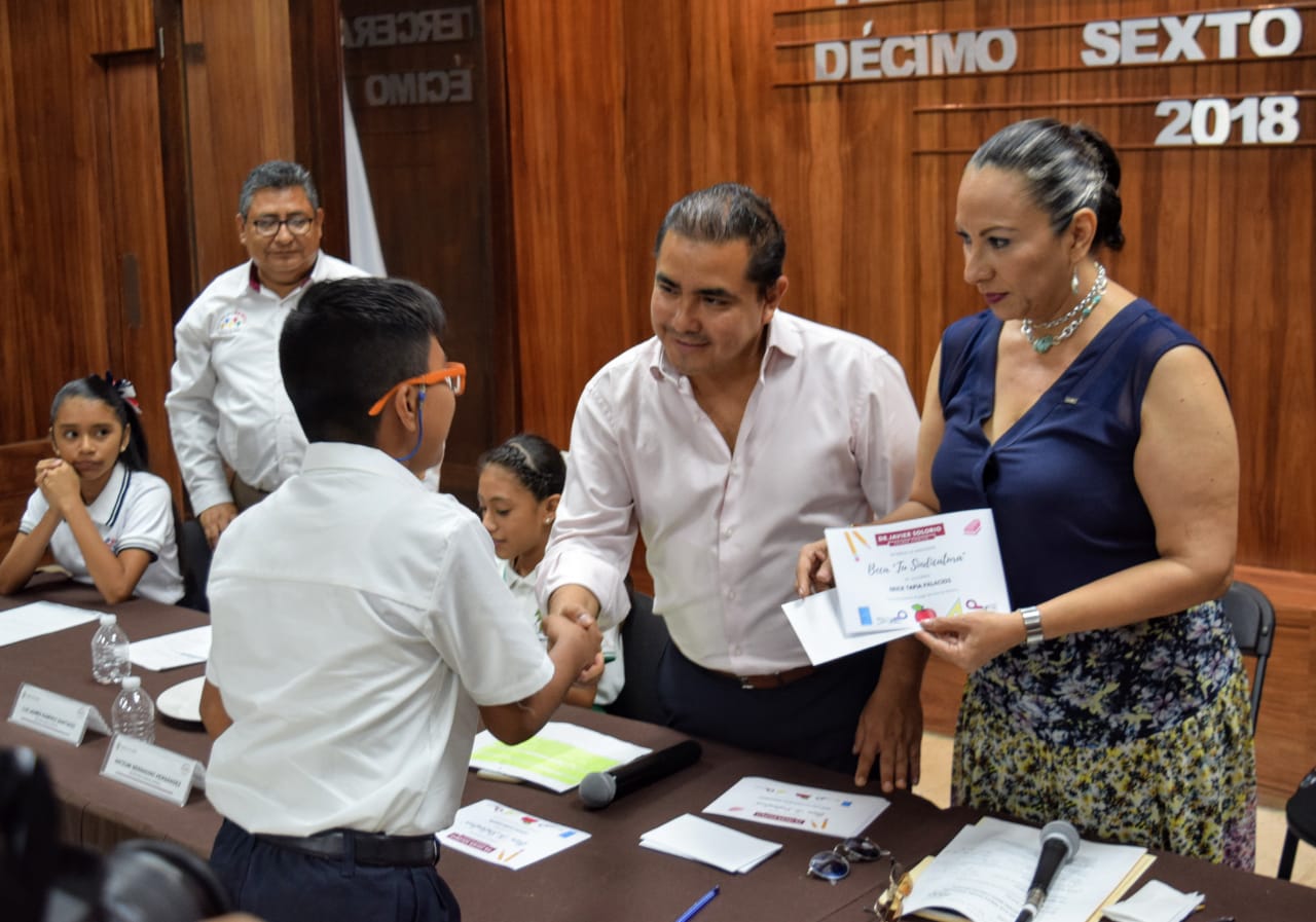 MIEMBROS DE CABILDO INFANTIL RECIBEN BECA TU SINDICATURA