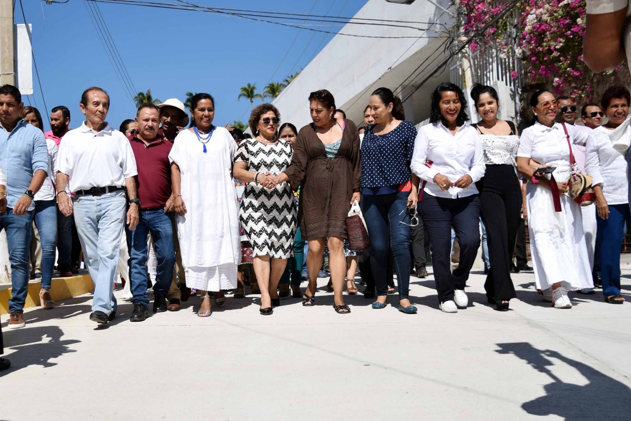 INAUGURA ADELA ROMÁN OBRAS POR 10 MDP INAUGURA ADELA ROMÁN OBRAS POR 10 MDP