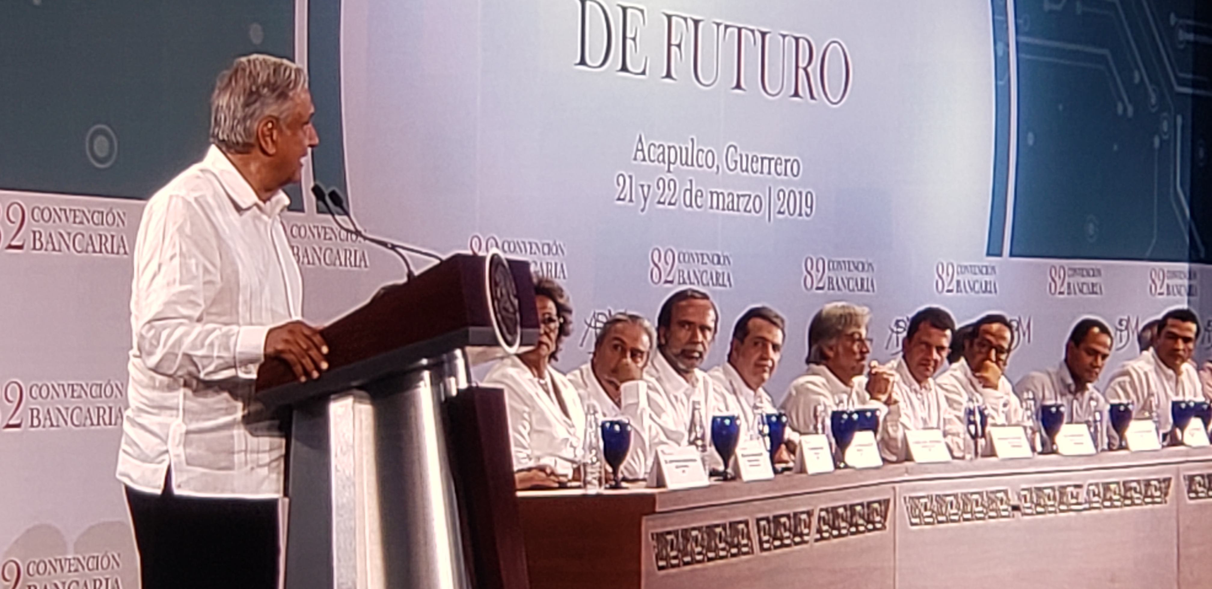 AMLO PROPONE A BANQUEROS BAJAR COMISIÓN A PAISANOS QUE ENVÍAN REMESAS AMLO PROPONE A BANQUEROS BAJAR COMISIÓN A PAISANOS QUE ENVÍAN REMESAS