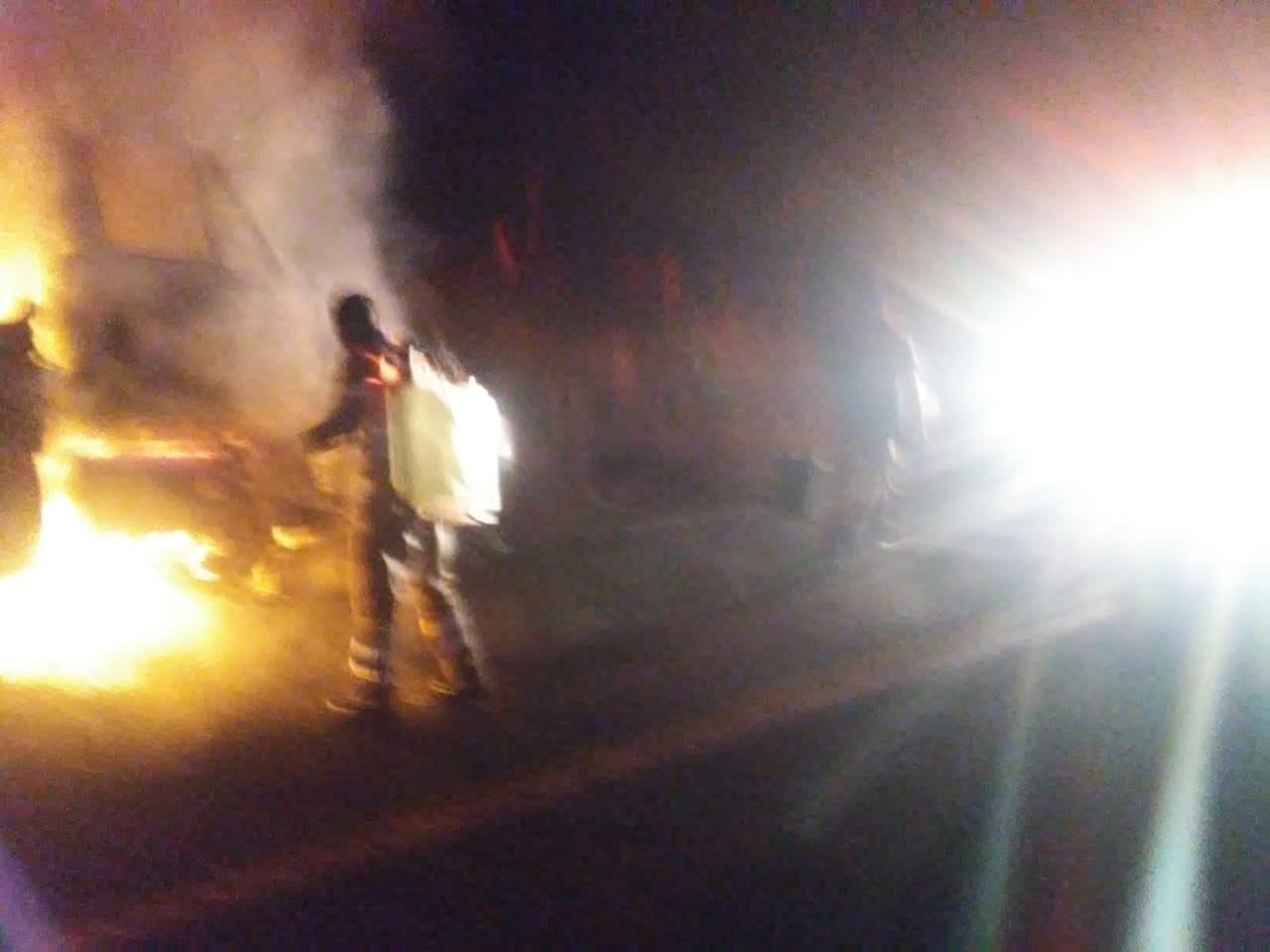 SE INCENDIA TRÁILER Y PIPA DE GAS EN LA FEDERAL ACAPULCO-PINOTEPA SE INCENDIA TRÁILER Y PIPA DE GAS EN LA FEDERAL ACAPULCO-PINOTEPA