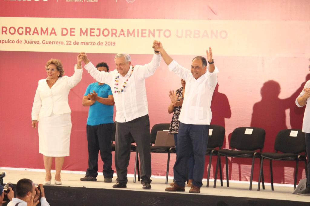 AMLO RECONOCE TRABAJO DE ADELA ROMÁN AMLO RECONOCE TRABAJO DE ADELA ROMÁN
