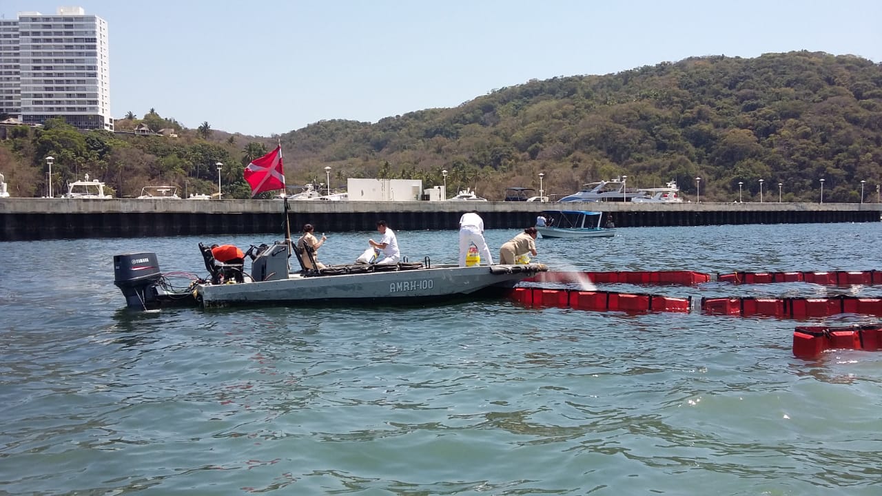 GOBIERNO DE GUERRERO Y FEDERAL ATIENDE DERRAME DE DIESEL EN PUERTO MARQUÉS