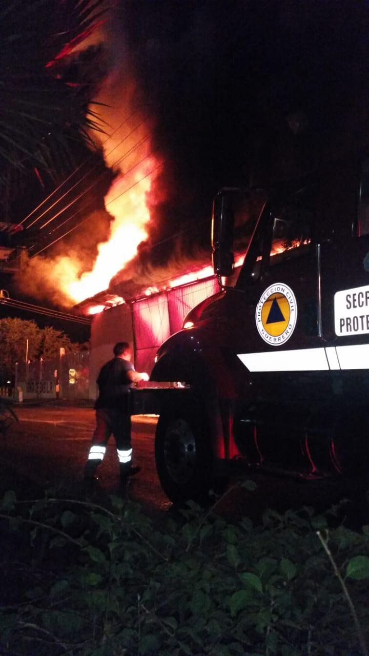 SE CONSUME EN SU TOTALIDAD BODEGA DE PLÁSTICO EN CHILPANCINGO