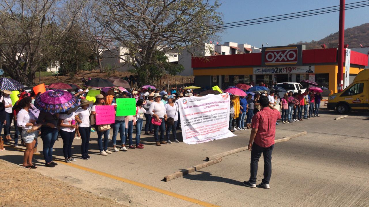 SNTE BLOQUEA CARRETERA ACAPULCO-ZIHUATANEJO