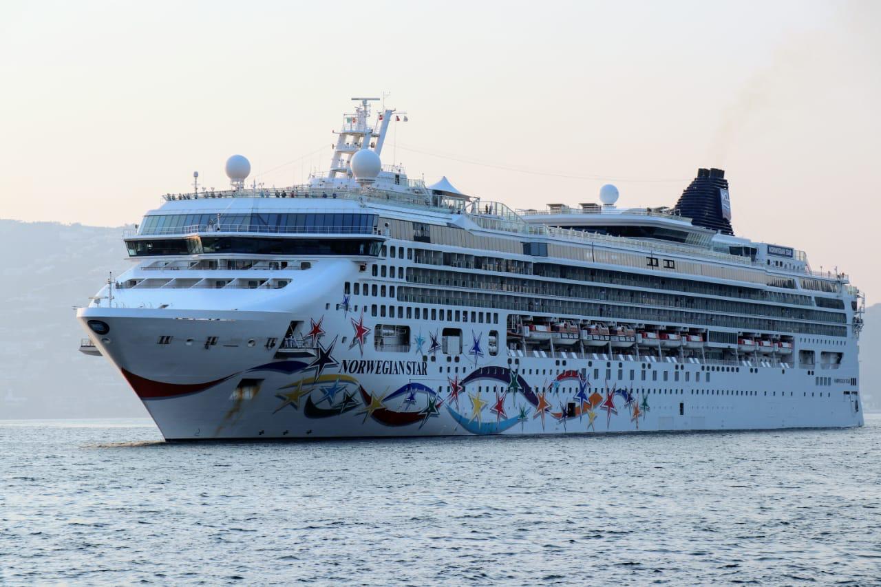 ARRIBA NORWEGIAN STAR CON MIL 300 PASAJEROS