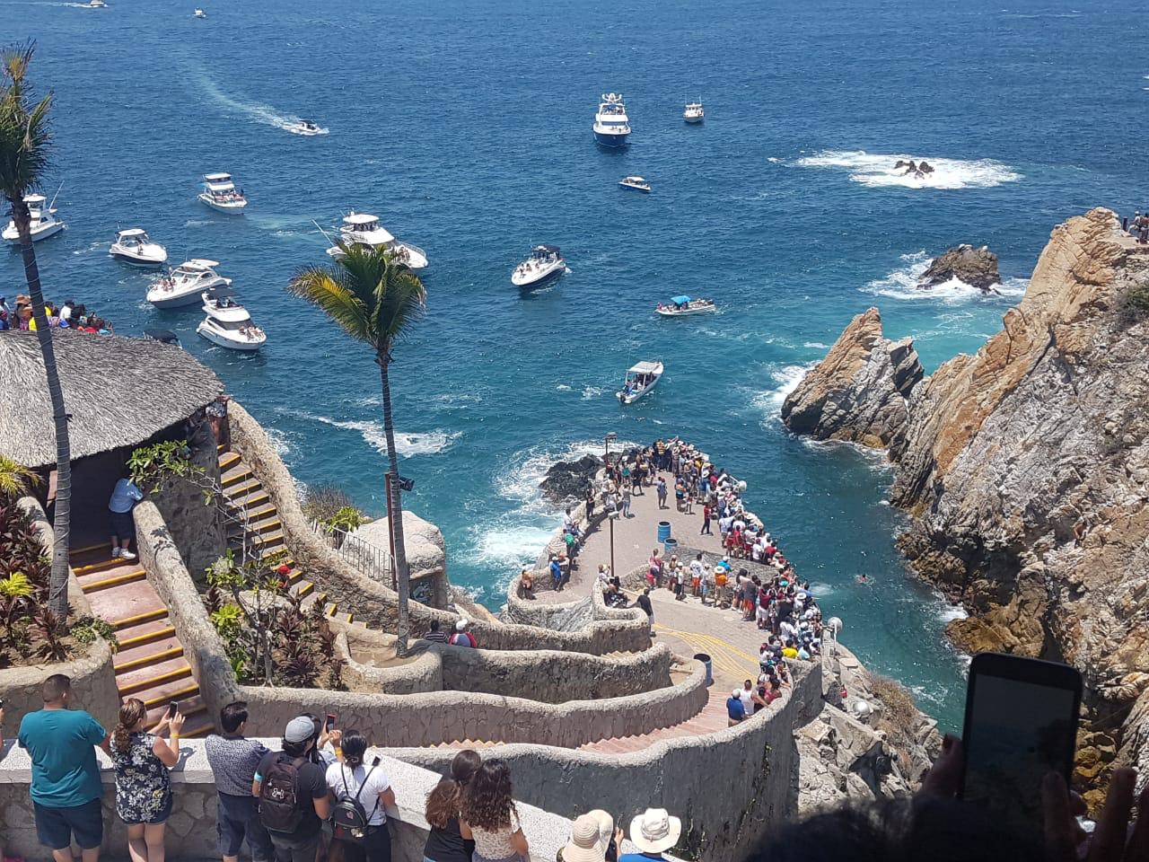 SATISFECHOS TURISTAS POR SEGURIDAD EN PLAYAS DE ACAPULCO; PERALTA HERRERA