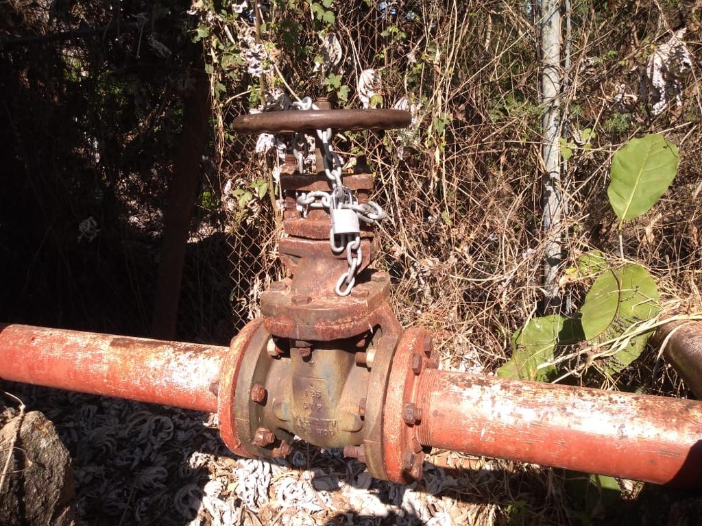 EVITAN ROBO DE AGUA CON CANDADOS Y CADENAS EN CUMBRES DE LLANO LARGO