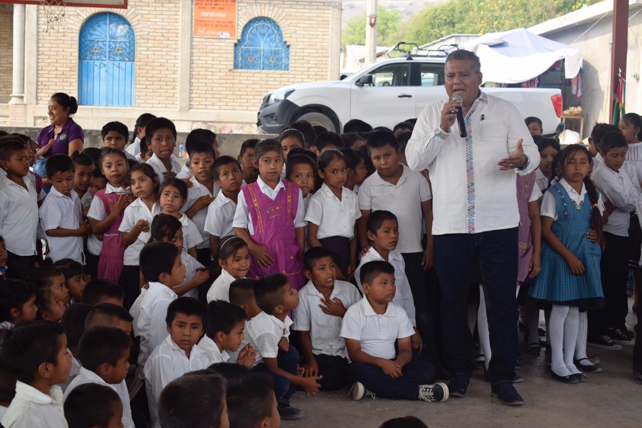 RECONOCEN DOCENTES INDÍGENAS A JAVIER SAN MARTÍN POR SU CERCANÍA CON LA BASE RECONOCEN DOCENTES INDÍGENAS A JAVIER SAN MARTÍN POR SU CERCANÍA CON LA BASE